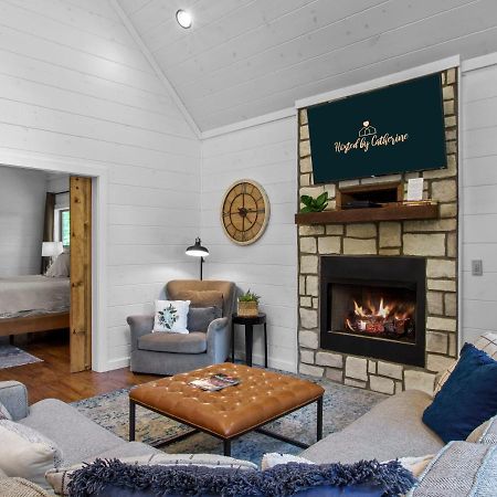 Stunning Luxury Cabin W Hot Tub And Fire Pit Holy Shiplap Is Perfect Romantic Couples Getaway Broken Bow Extérieur photo