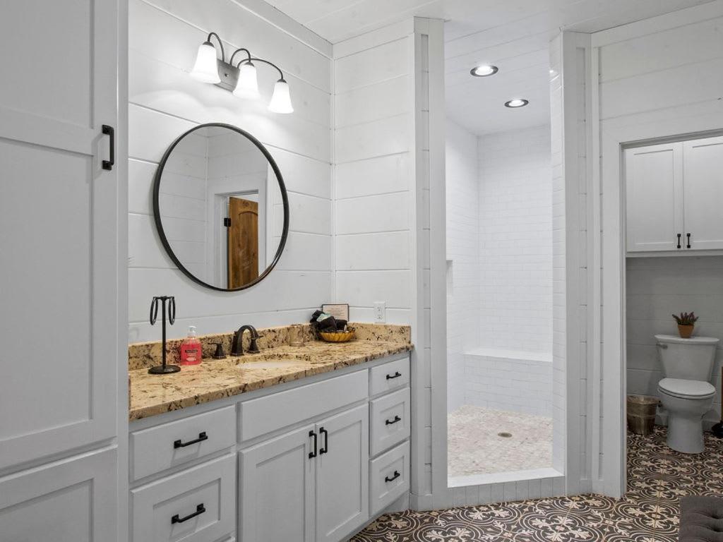 Stunning Luxury Cabin W Hot Tub And Fire Pit Holy Shiplap Is Perfect Romantic Couples Getaway Broken Bow Extérieur photo