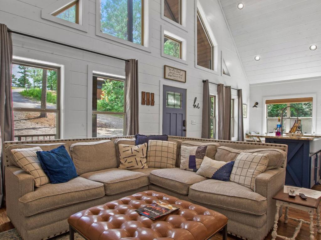Stunning Luxury Cabin W Hot Tub And Fire Pit Holy Shiplap Is Perfect Romantic Couples Getaway Broken Bow Extérieur photo
