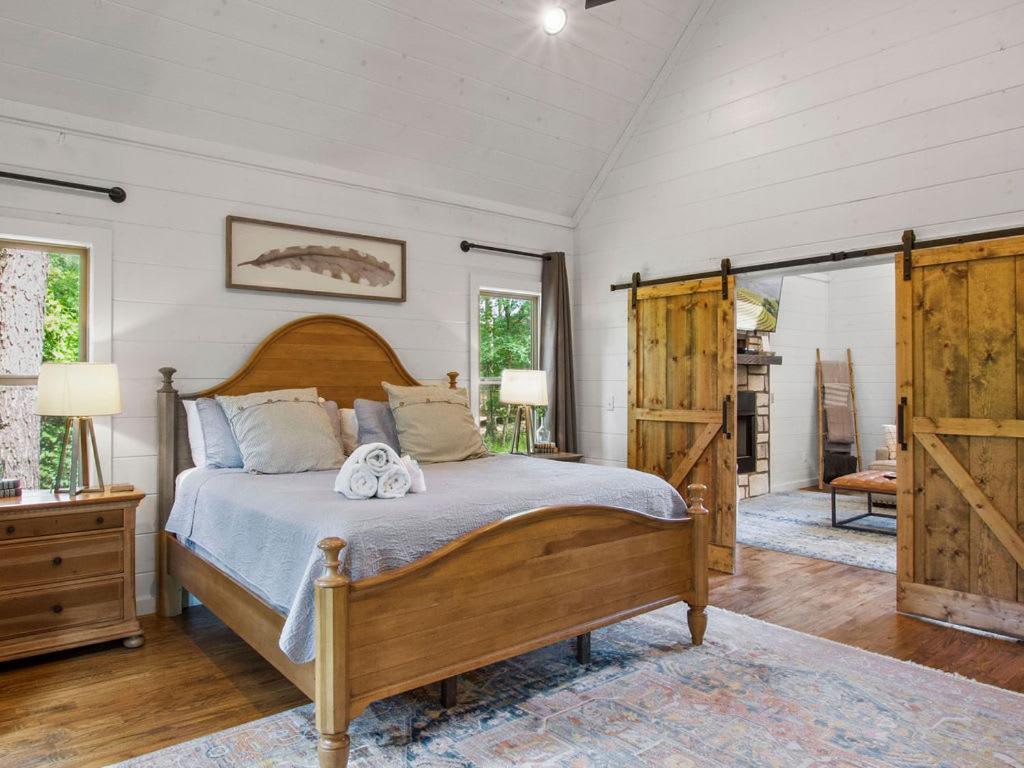 Stunning Luxury Cabin W Hot Tub And Fire Pit Holy Shiplap Is Perfect Romantic Couples Getaway Broken Bow Extérieur photo